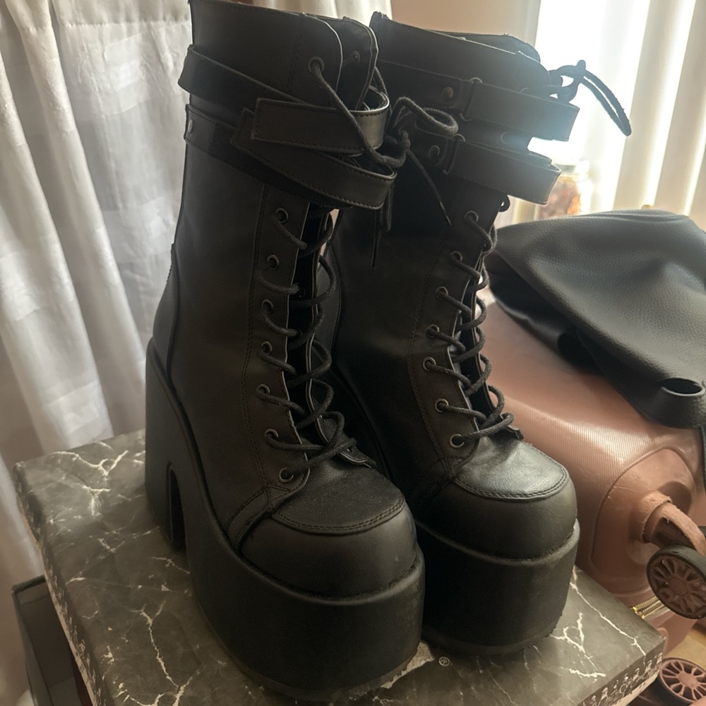 Demonia Camel 250 black platform boots